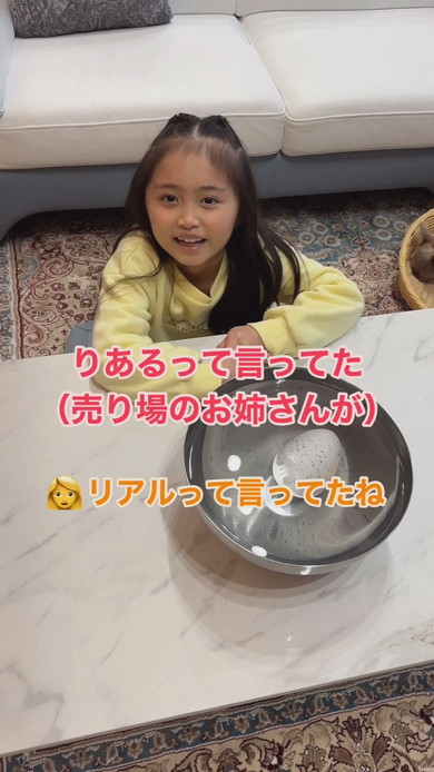 ペンギンのたまごを育てる女の子