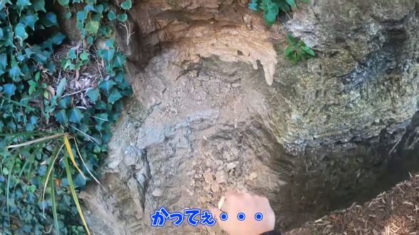 秘密基地を作るため固い土を掘る