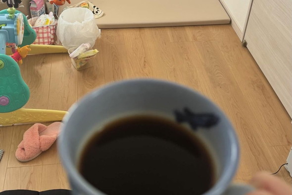 コーヒーを持っているママさん